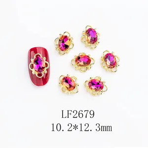 Détail macro du charm ongle en cristal rose-violet avec cadre en métal doré ondulé