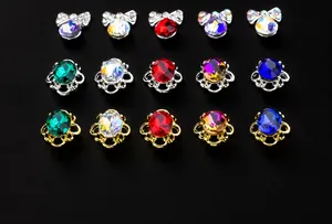 Vue macro de nœuds nail art en cristal coloré avec bases en alliage d'or et d'argent