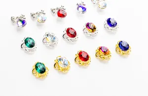 Vue macro de breloques à ongles en cristal K9 coloré avec bases métalliques en nœud