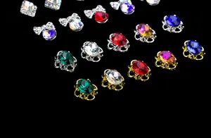 Macro de cristaux à ongles colorés sertis sur des supports en alliage doré et argenté