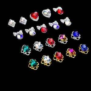 Gros plan de breloques nail art en forme de cœur et nœud avec strass colorés brillants