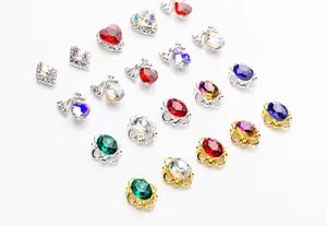 Détails de bijoux à ongles en alliage avec des cristaux colorés en forme de cœur et nœud