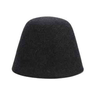 Dettaglio della trama in lana nera di qualità su un cappello a campana vintage minimalista
