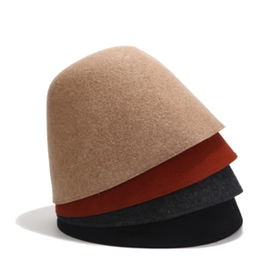 Pile di cappelli a secchiello vintage in feltro di lana kaki, mattone, grigio e nero