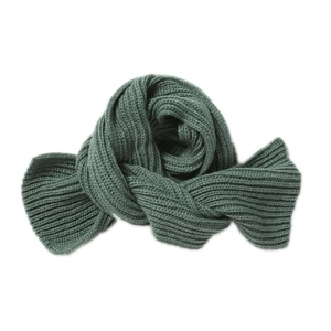Winterlicher dunkelgrüner Strickschal für Damen und Kinder mit Rippenmuster auf weißem Grund
