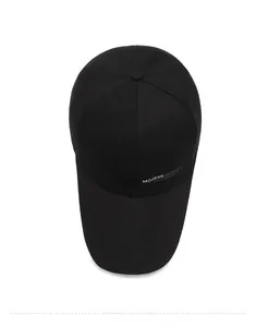 Vista dall'alto dettagliata del berretto nero con logo e testo Modern British Sports Brand