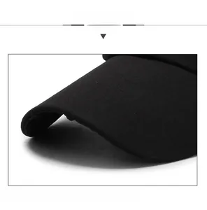 Dettaglio della visiera a sandwich integrata con trama durevole in tessuto twill