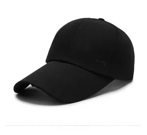 Dettaglio laterale di un cappello da baseball nero in cotone con ricamo bianco