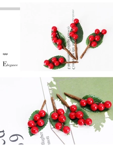 Dettaglio macro di bacche rosse artificiali con foglie verdi per decorazioni natalizie