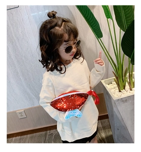 Dettaglio marsupio bimbi a forma di pesce rosso con paillettes e pinna blu decorativa