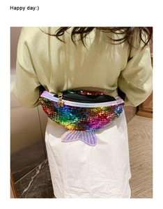 Dettaglio del marsupio a sirena con paillettes colorate per bambini e stelle