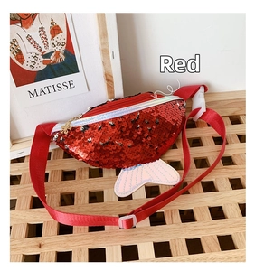Dettaglio della borsa a forma di pesce con paillettes rosse e tracolla regolabile