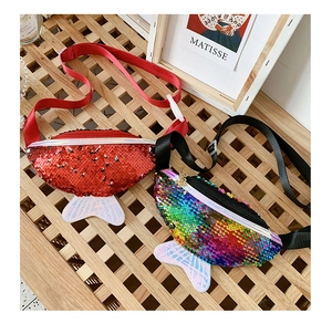 Nahaufnahme detailreicher Pailletten-Gürteltaschen mit Meerjungfrauenschwanz für Kinder