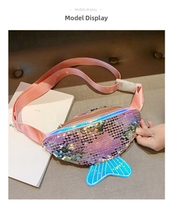 Nahaufnahme einer funkelnden Pailletten-Gürteltasche für Kinder mit süßem Fischschwanz-Design.