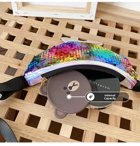 Vista interna del marsupio con paillettes arcobaleno e articoli da trucco