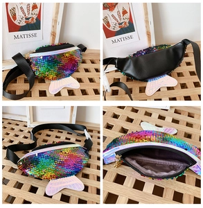 Viste dettagliate del marsupio a forma di pesce con paillettes colorate e cinturino regolabile