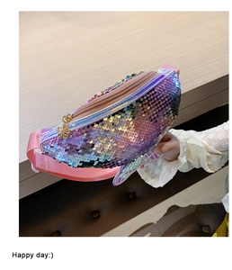 Detailansicht einer glänzenden Pailletten-Gürteltasche für Kinder mit Fischschwanz.