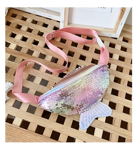 Dettaglio del marsupio con paillettes a coda di sirena per bambini e cinturino rosa