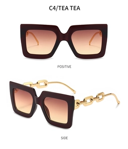 Vue détaillée de lunettes de soleil carrées thé avec branches chaîne dorée de face et profil