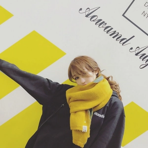 Vue détaillée de l'écharpe en maille jaune avec l'étiquette tissée SOONE FRONTIE