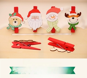 Dettaglio di clip natalizie in legno con figure di Babbo Natale e pupazzo di neve