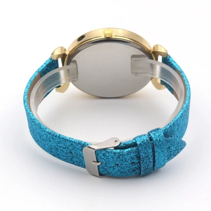 Dettaglio del fondello in acciaio inossidabile lucido e cinturino blu glitterato lucido