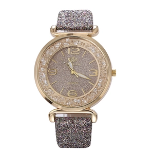 Dettaglio dell'orologio al quarzo oro champagne con quadrante glitter e cinturino lucido