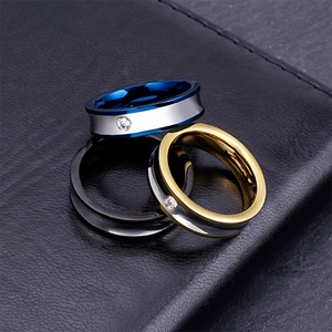 Bagues minimalistes en acier titane avec zircon incrusté en bleu, noir et doré