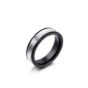 Bague minimaliste en acier inoxydable noir et argent avec un diamant central