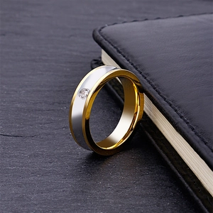 Bague minimaliste bicolore en acier inoxydable sertie d'un diamant sur cuir noir