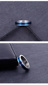Détail macro bague 5mm en acier brossé avec bande centrale bleue élégante