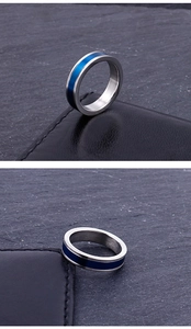 Vue détaillée d'une bague en acier de 5mm avec insert bleu sur fond de pierre et cuir
