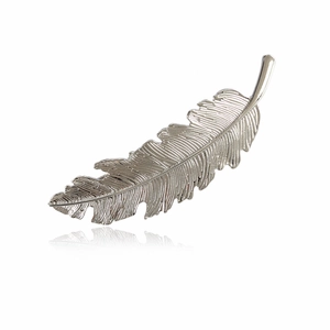 Elegant silver feather hair clip in zinc alloy with detailed texture on white background