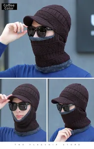 Detailaufnahme kaffeebraune Strickmütze mit dickem Fleecefutter und Nackenschutz