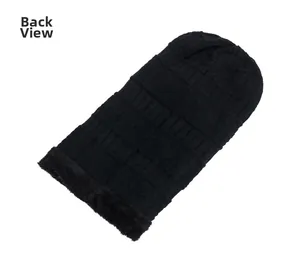 Detail der schwarzen Winterstrickmütze mit dickem Fleecefutter für Kopf und Nacken