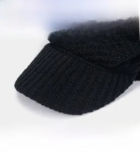 Detaillierte Makroansicht der schwarzen Strickstruktur und der verstärkten Sonnenblende am Hut