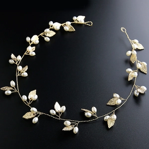 Cerchietto sposa foglie barocche dorate con perle fatte a mano su sfondo nero profondo