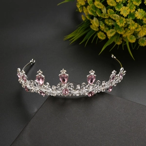 Corona in cristallo argento con gemma a cuore rosa e strass su display nero