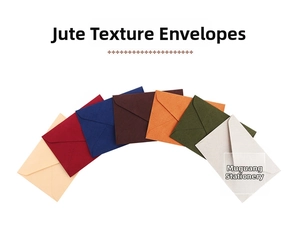 Dettaglio macro di buste testurizzate effetto lino in sette vivaci colori premium