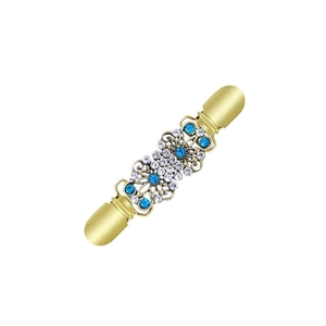 Dettaglio di una clip per cardigan vintage dorata con motivo floreale e strass blu