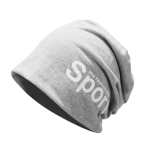 Détail du bonnet gris en maille avec logo Sport blanc imprimé sur le côté