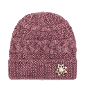 Elegante warme Mohair-Strickmütze für ältere Damen mit dekorativer Perlenblumen-Brosche