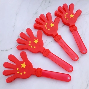 Dettaglio di quattro mani battenti in plastica rossa su marmo bianco lucido