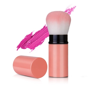 Dettaglio del pennello trucco retrattile con manico rosa e setole morbide sfumate