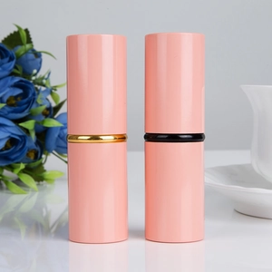 Dettaglio dei porta pennelli trucco retrattili rosa con anelli in metallo oro e nero