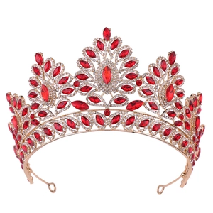 Dettaglio corona da sposa dorata con gemme rosse marquise e cristalli scintillanti