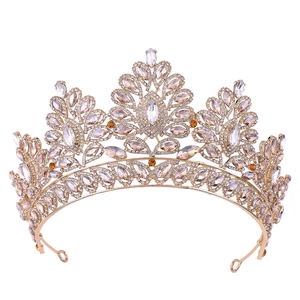 Tiara da sposa barocca dorata con cristalli champagne e motivi a foglia su bianco