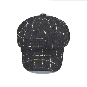 Casquette gavroche chic en tweed noir et doré pour femme avec motif à carreaux classique