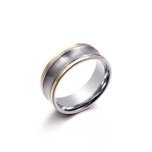 Bague en acier titane avec texture argent brossé et bords intérieurs polis en or
