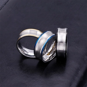 Ensemble de trois bagues pour hommes en acier titane avec finitions or, bleu et noir